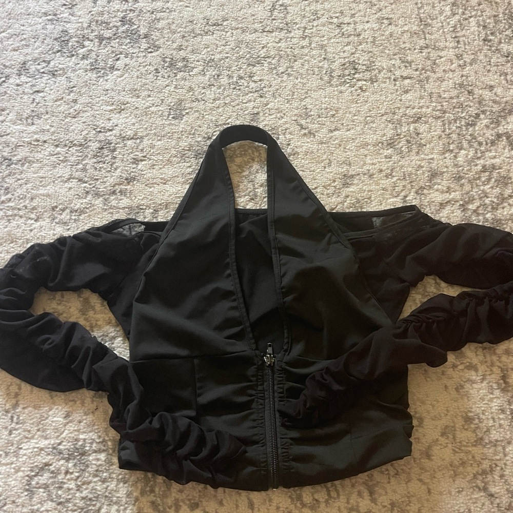 Black halter going out top w/ mesh sleeves that expand